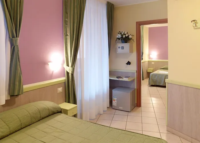 호텔 Arco Romana 3*