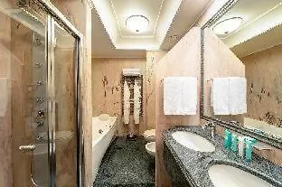 Capitol 4*