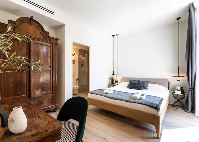 *villa Olivo*with Private Terrace & Jacuzzi + 3bedrooms * ميلان