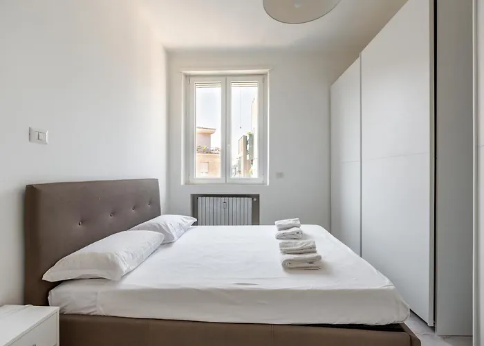 Daire Guesthost - Garibaldi & Gae Aulenti Modern With Private Parking! *
