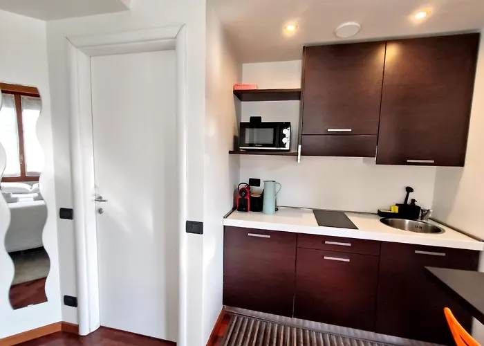 With Exclusive Terrace In Downtown With Ac,wifi,subway M1 M2 In Shopping Area *