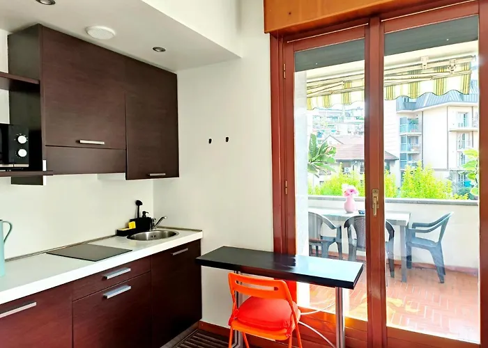 With Exclusive Terrace In Downtown With Ac,wifi,subway M1 M2 In Shopping Area 아파트 밀라노