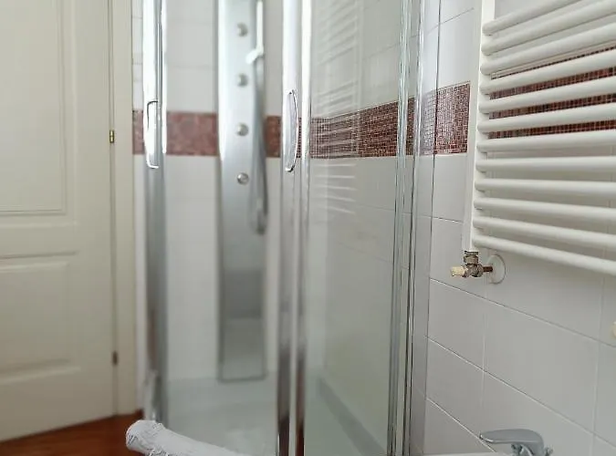 Double Private Bathroom Bocconi Prada Ied בית הארחה