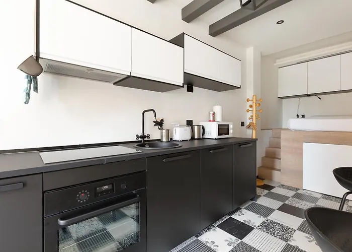 Guesthost - Renovated Apts Апартаменты