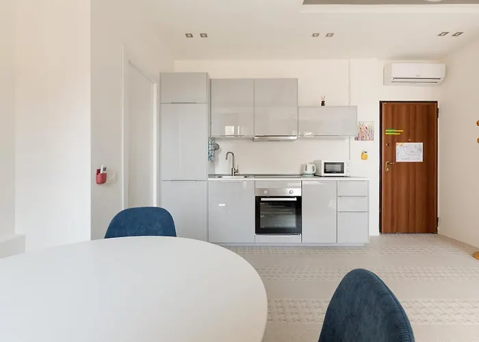 Guesthost - Renovated Apts Апартаменты *