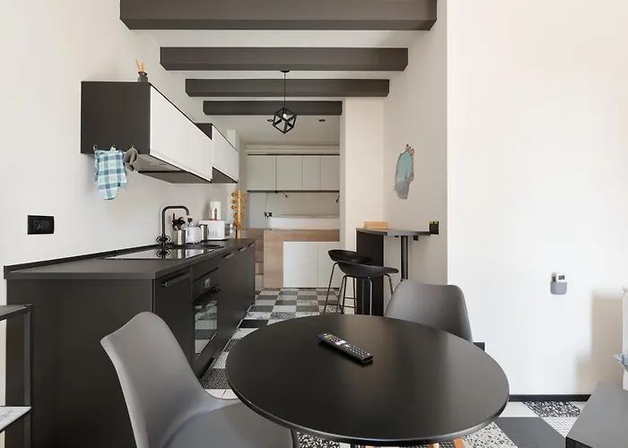 Guesthost - Renovated Apts Апартаменты