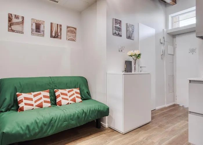 Joivy Delightful 1-bed Flat In The Centre Of * Милан