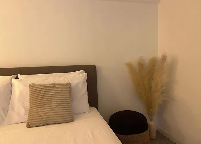 Regina In Porta Romana 3 - Sky Tv, Wifi & Breakfast Box