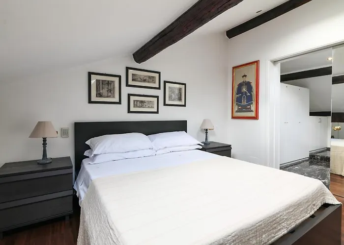 Elegant P.venezia Attic Apartment Milan