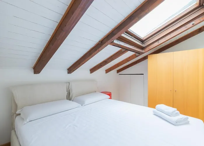 Loft Artigianale: Design In Legno E Terrazzo Panoramico Su Appartamento