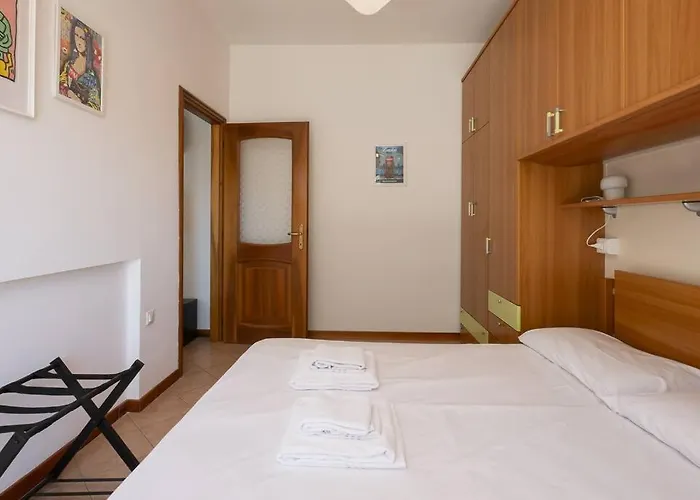 Youhosty - Zuretti42 * Milánó