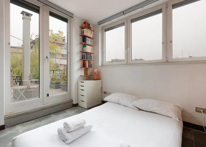 아파트 Guesthost - With Huge Terrace- Calvairate District *
