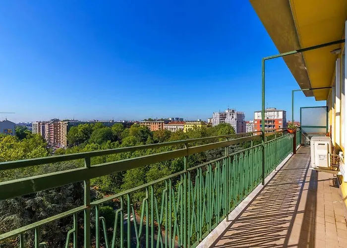 Sunny & Updated Flat With Panoramic View 50m From M4 Stop 아파트