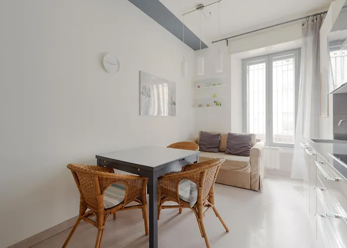 Guesthost - Bright - 650 M Far From Arco Della Pace Apartment