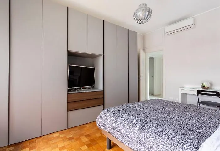 Cozy In A Shared Close To Linate Airport Stanza In Condiviso A Due Passi Da Linate Privatunterkunft