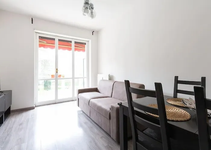 Easytopstay - Large Close To Metro * ميلان