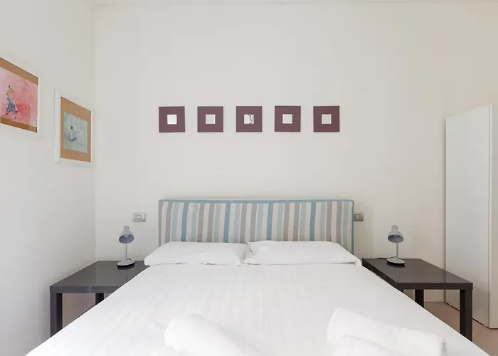 Guesthost - Bright - 650 M Far From Arco Della Pace Apartment