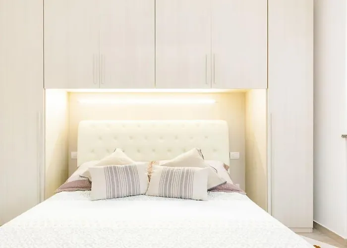 Elegant Triplex Townhouse With Luxe Terrace 아파트 *