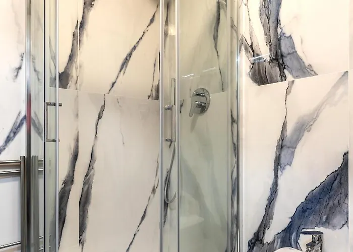 Stayeasy Quadronno33 - 3 Bedrooms, 2 Baths - Duomo Walking Distance Milan