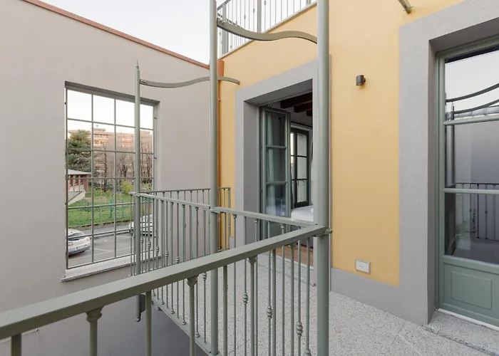Guesthost - Modern In With Balcony