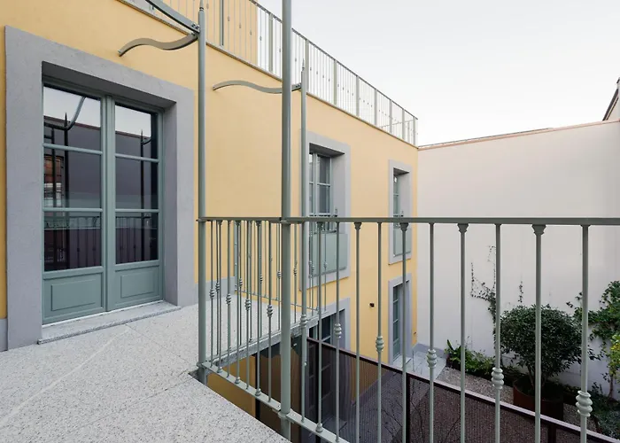 Guesthost - Modern In With Balcony Apartment