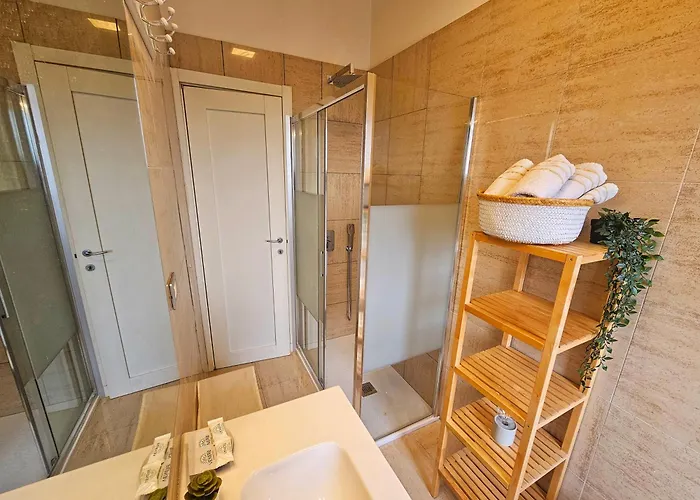 Sunny & Updated Flat With Panoramic View 50m From M4 Stop 아파트
