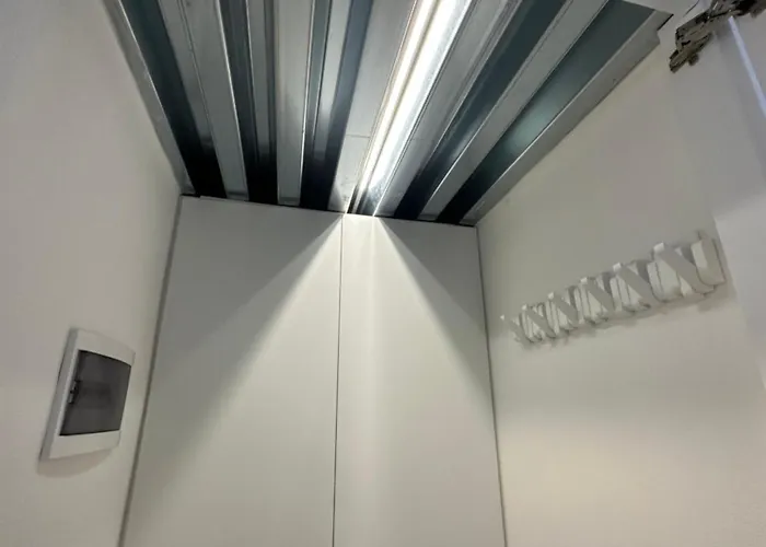 White In Apartment Mailand