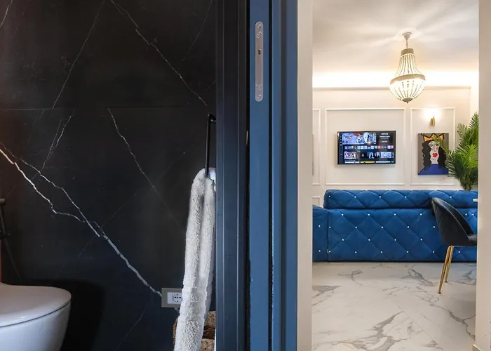 Ms Marple Luxury Station Apartment *