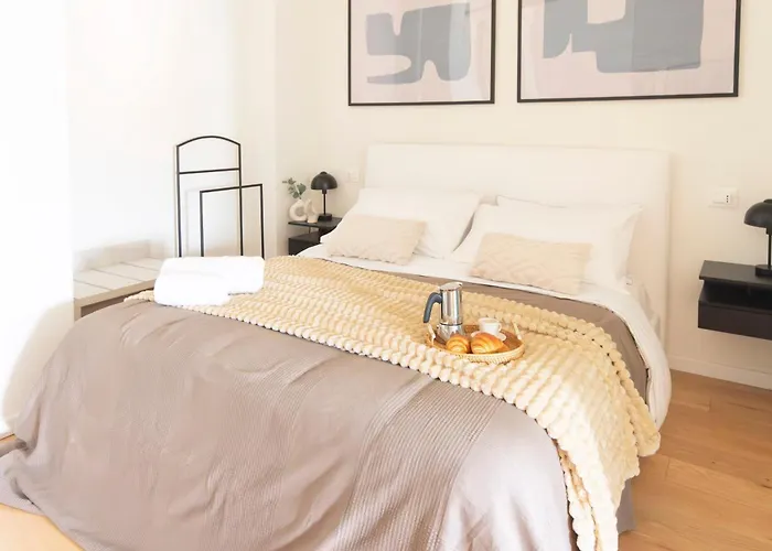 Modern & Stylish Near Isola & Station