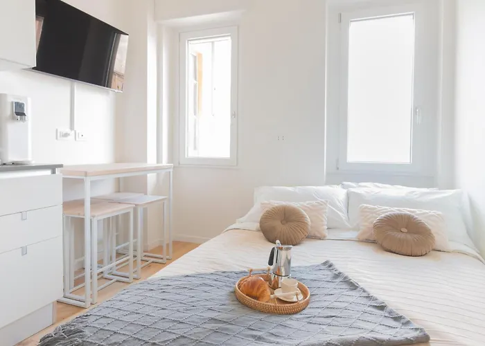 Modern & Stylish Near Isola & Station *