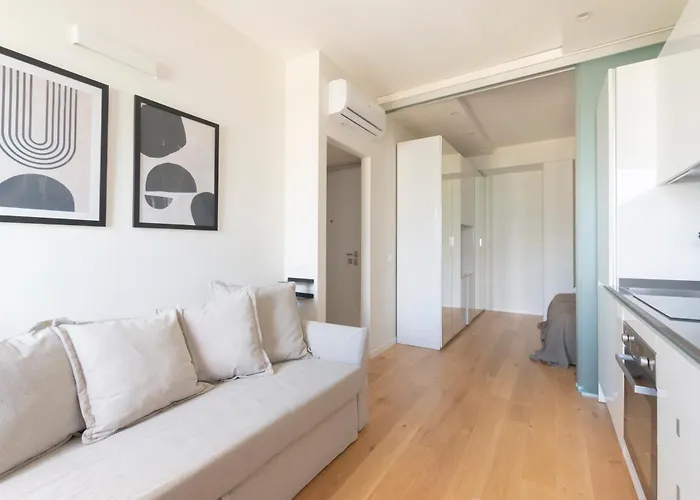 Modern & Stylish Near Isola & Station