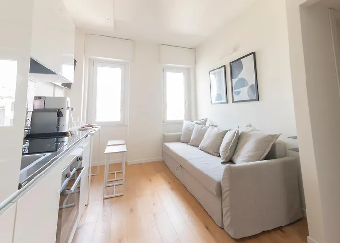 Modern & Stylish Near Isola & Station *