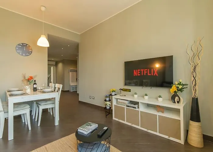 Exclusive & Strategic 2-bedroom Apartment, 50m From M4 Lejlighed