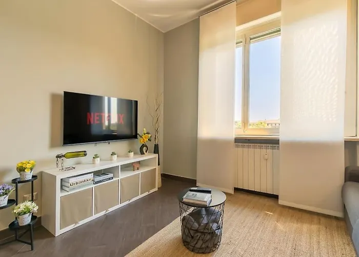 Exclusive & Strategic 2-bedroom Apartment, 50m From M4 Lejlighed
