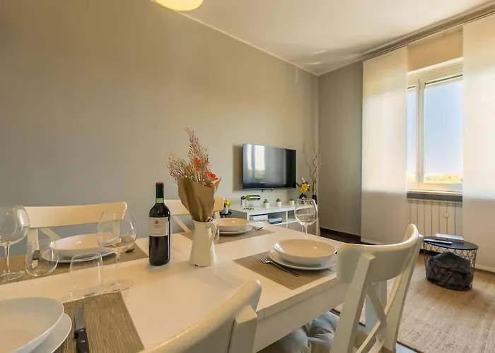 Exclusive & Strategic 2-bedroom Apartment, 50m From M4 Lejlighed