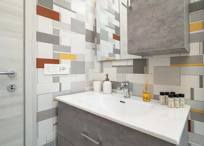 Modern 2br With Private Balcony, Steps To Metro Apartman *