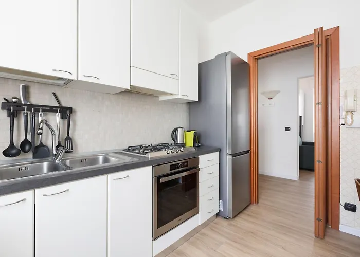 Guesthost - Corso Lodi Modern With Balcony アパート ミラノ