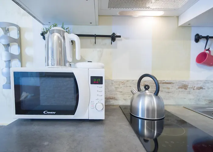 Amazing Attic Max 10 People With Parking & Wifi, Near To 3 Tram Lines And To The Metro - Well Connected To Airports And To The Train Station * Milán