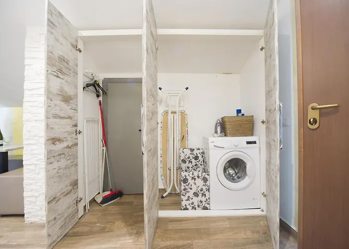 Amazing Attic Max 10 People With Parking & Wifi, Near To 3 Tram Lines And To The Metro - Well Connected To Airports And To The Train Station Apartamento *