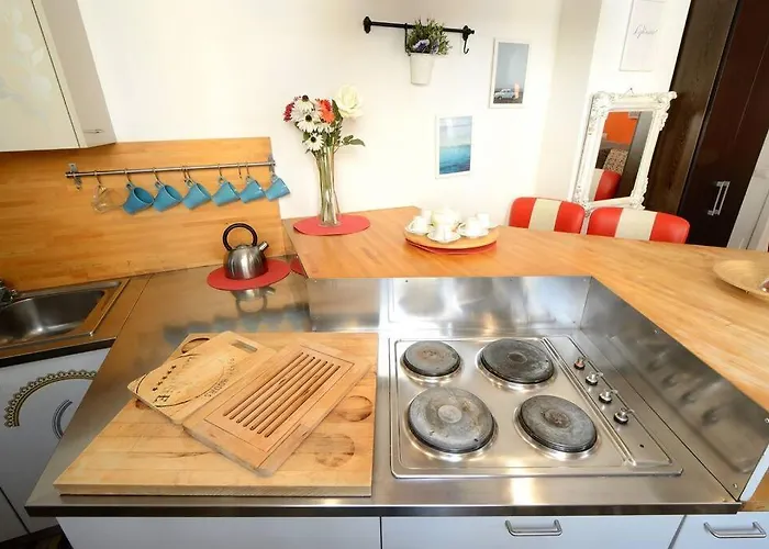 Apartman Argento, Bright Flat In The Center, 7 Guests, Parking & Wifi, Near To 3 Tram Lines And The Metro - Well Connected To Airports And To The Train Station