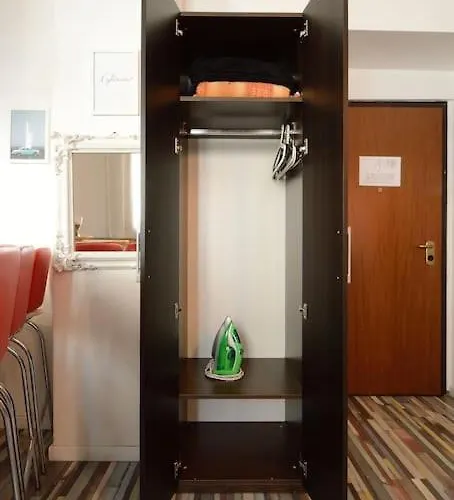 Apartman Argento, Bright Flat In The Center, 7 Guests, Parking & Wifi, Near To 3 Tram Lines And The Metro - Well Connected To Airports And To The Train Station
