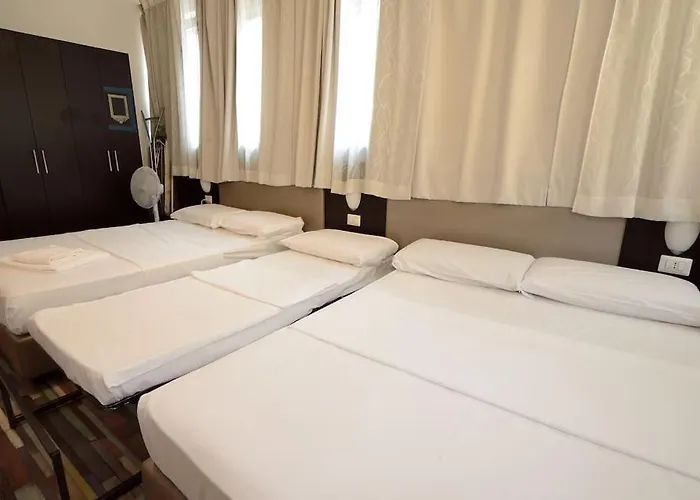 Apartman Argento, Bright Flat In The Center, 7 Guests, Parking & Wifi, Near To 3 Tram Lines And The Metro - Well Connected To Airports And To The Train Station