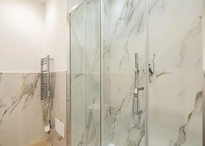 Guesthost - Charming 230m From Isola M5 Apartament *