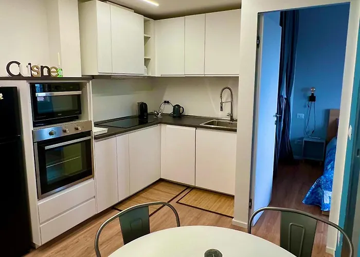 Gambara Urban Flat - Stylish And Next To Metro