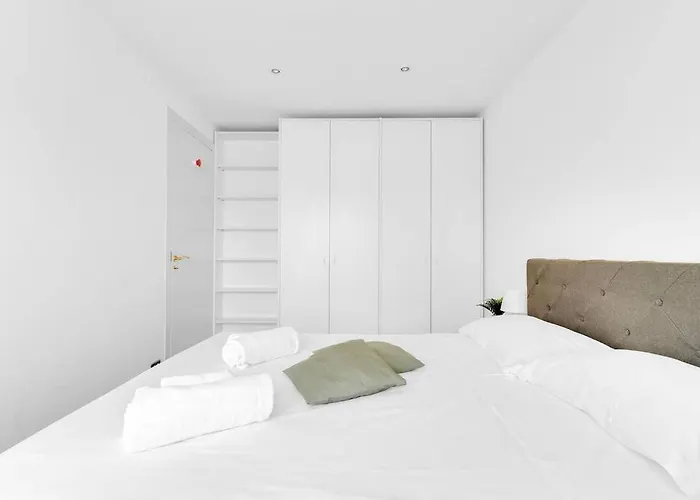 E Luminoso-4 Persone-metro M2 E Navigli Mediolan