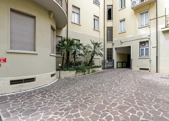 Homycare Stylish With Jacuzzi & Balcony Steps From Duomo Appartement Milan