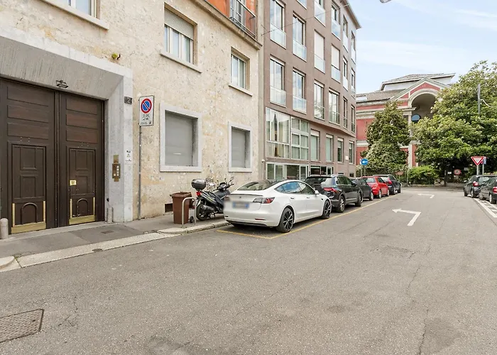 Homycare Stylish With Jacuzzi & Balcony Steps From Duomo Milan