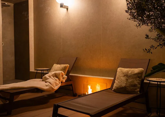 Modigliani Terrace Jacuzzi Golden House *