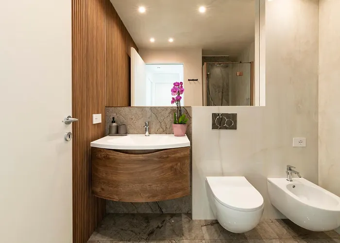 Modigliani Terrace Jacuzzi Golden House