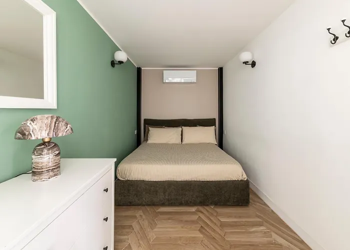 Modigliani Terrace Jacuzzi Golden House